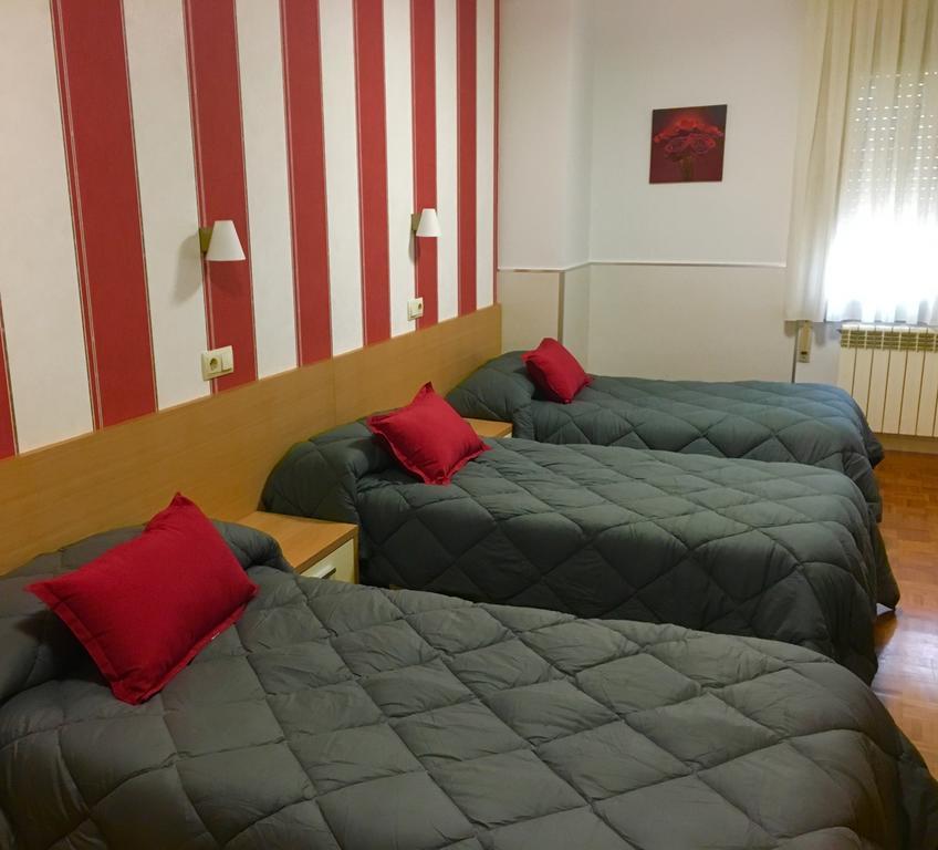 Hostal La Cortijana 洛格罗尼奥 外观 照片
