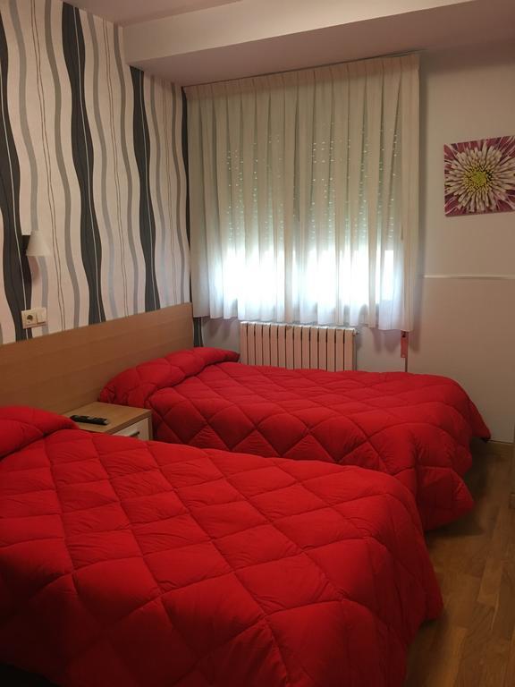 Hostal La Cortijana 洛格罗尼奥 外观 照片